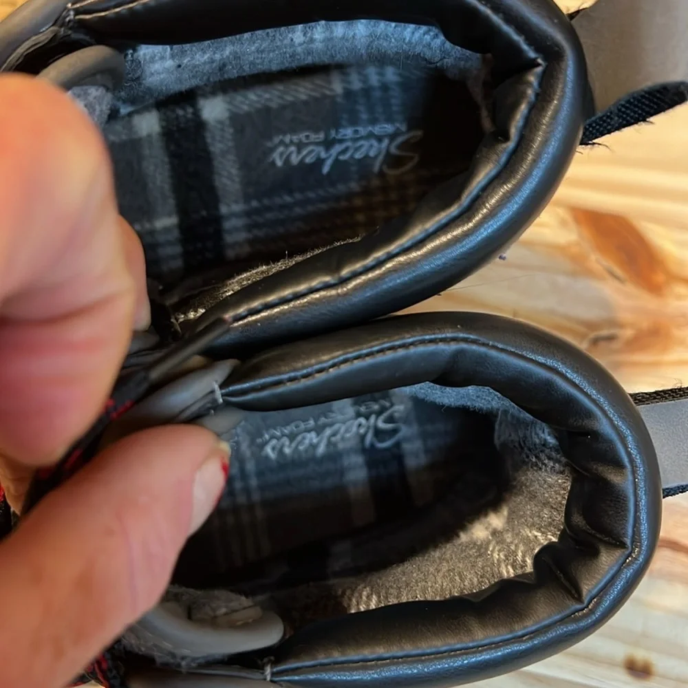 Size 6  Skechers Boots - Picture 6 of 8